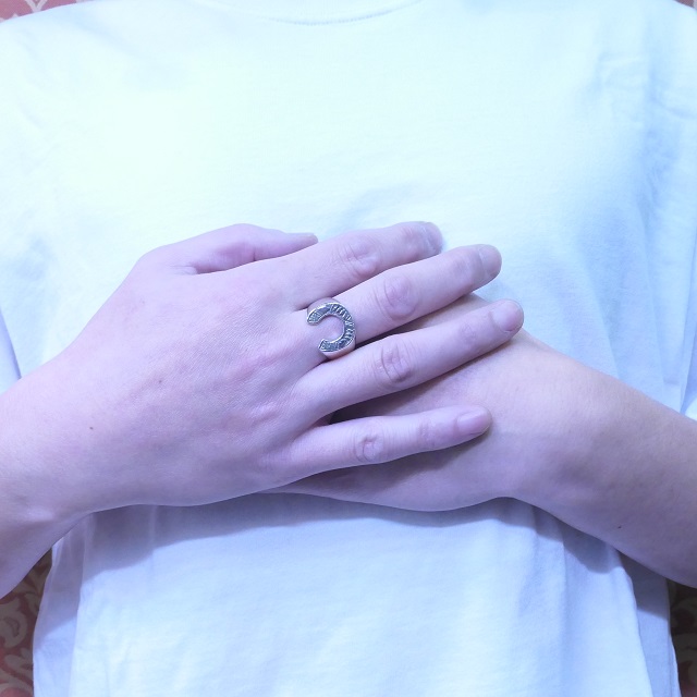 Tuareg Silver(トゥアレグ シルバー) ホースシュー リング メンズ レディース シルバー 指輪 ヒズメ 馬蹄 ラッキーモチーフ トゥアレグ族 アフリカ 遊牧民 民族 手彫り ハンドメイド ジュエリー アクセサリー TA-158