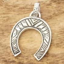 Tuareg Silver(トゥアレグ シルバー) ハンドメイド ホースシュー ペンダント ネックレス ヒズメ 馬蹄 ラッキーモチーフ メンズ レディース シルバー トゥアレグ族 サハラ砂漠 遊牧民 アフリカ ジュエリー 手彫り TA-401