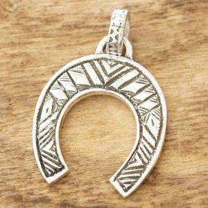 Tuareg Silver(トゥアレグ シルバー) ハンドメイド ホースシュー ペンダント ネックレス ヒズメ 馬蹄 ラッキーモチーフ メンズ レディース シルバー トゥアレグ族 サハラ砂漠 遊牧民 アフリカ ジュエリー 手彫り TA-401