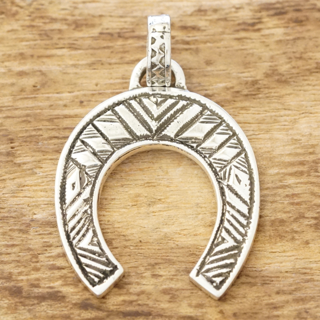 Tuareg Silver(トゥアレグ シルバー) ハンドメイド ホースシュー ペンダント ネックレス ヒズメ 馬蹄 ラッキーモチーフ メンズ レディース シルバー トゥアレグ族 サハラ砂漠 遊牧民 アフリカ ジュエリー 手彫り TA-401