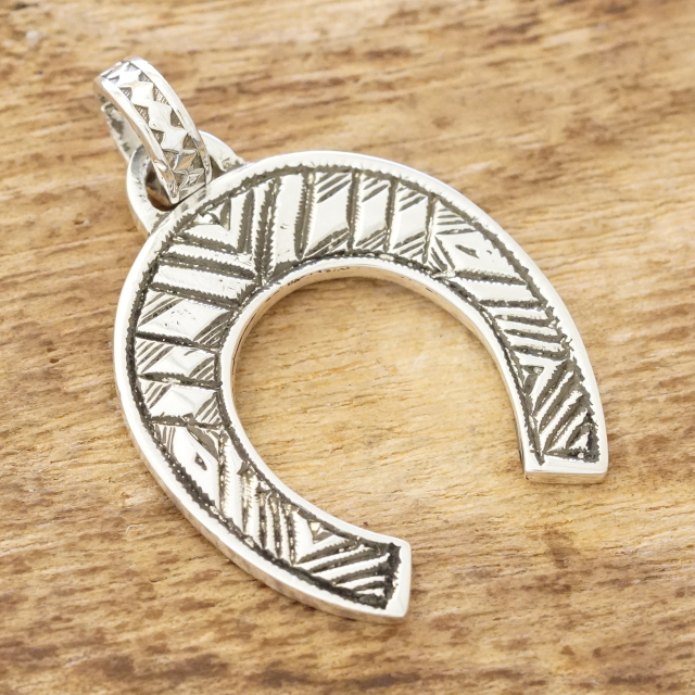 Tuareg Silver(トゥアレグ シルバー) ハンドメイド ホースシュー ペンダント ネックレス ヒズメ 馬蹄 ラッキーモチーフ メンズ レディース シルバー トゥアレグ族 サハラ砂漠 遊牧民 アフリカ ジュエリー 手彫り TA-401