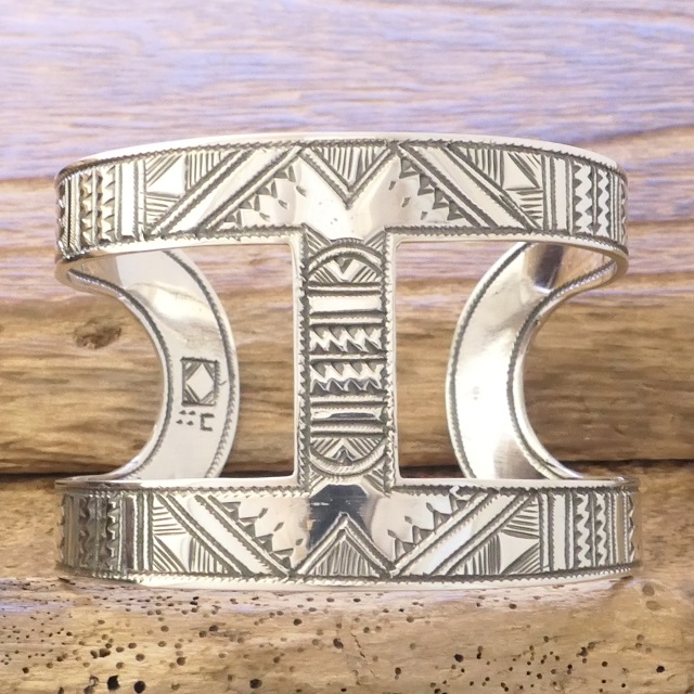 Tuareg silver(トゥアレグ シルバー) 手彫り バングル メンズ レディース シルバー トゥアレグ族 サハラ砂漠 遊牧民 ハンドメイド ジュエリー ファッション ブランド アパレル おしゃれ TA-255