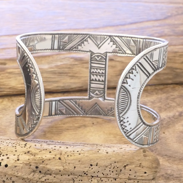 Tuareg silver(トゥアレグ シルバー) 手彫り バングル メンズ レディース シルバー トゥアレグ族 サハラ砂漠 遊牧民 ハンドメイド ジュエリー ファッション ブランド アパレル おしゃれ TA-255
