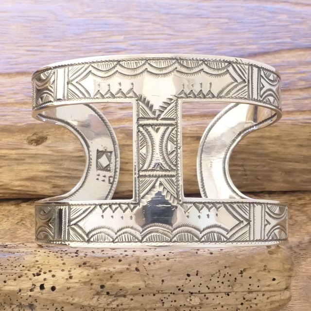 Tuareg silver(トゥアレグ シルバー) 手彫り バングル メンズ レディース シルバー トゥアレグ族 サハラ砂漠 遊牧民 ハンドメイド ジュエリー ファッション ブランド アパレル おしゃれ TA-256