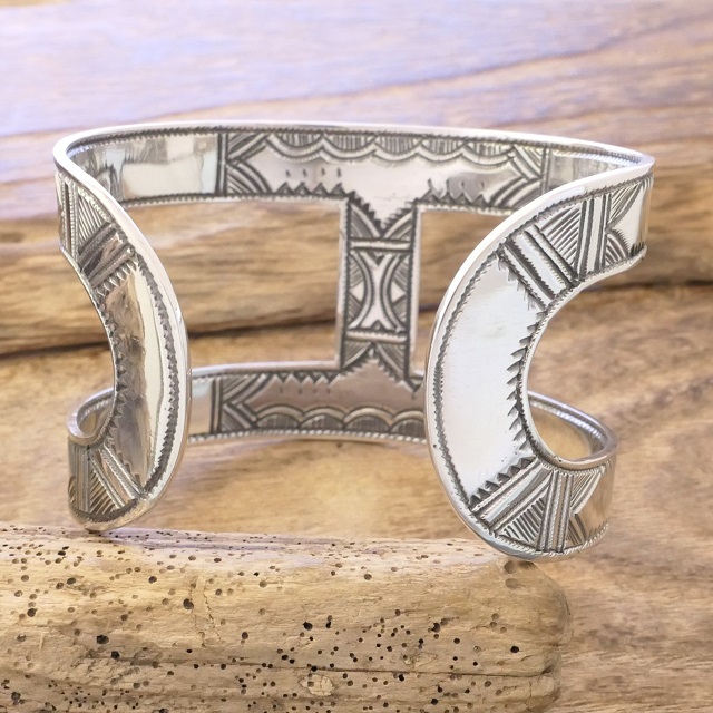 Tuareg silver(トゥアレグ シルバー) 手彫り バングル メンズ レディース シルバー トゥアレグ族 サハラ砂漠 遊牧民 ハンドメイド ジュエリー ファッション ブランド アパレル おしゃれ TA-256