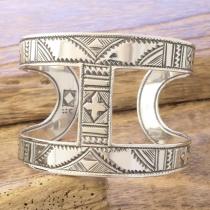 Tuareg silver(トゥアレグ シルバー) 手彫り バングル メンズ レディース シルバー トゥアレグ族 サハラ砂漠 遊牧民 ハンドメイド ジュエリー ファッション ブランド アパレル おしゃれ TA-257