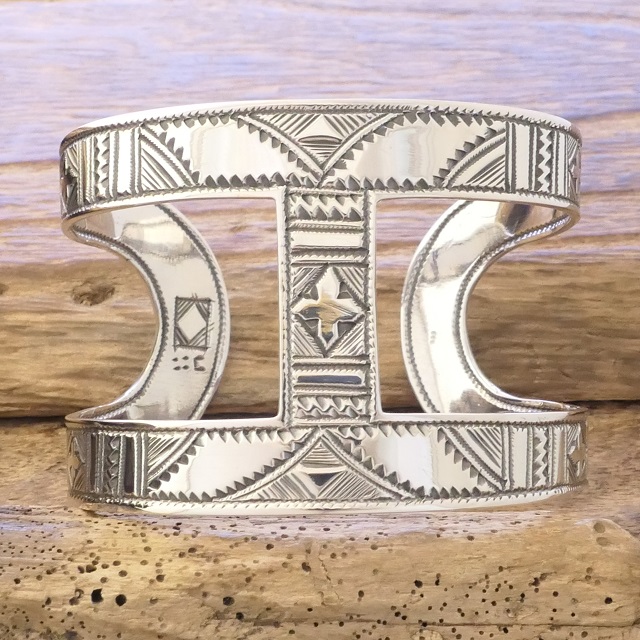 Tuareg silver(トゥアレグ シルバー) 手彫り バングル メンズ レディース シルバー トゥアレグ族 サハラ砂漠 遊牧民 ハンドメイド ジュエリー ファッション ブランド アパレル おしゃれ TA-257
