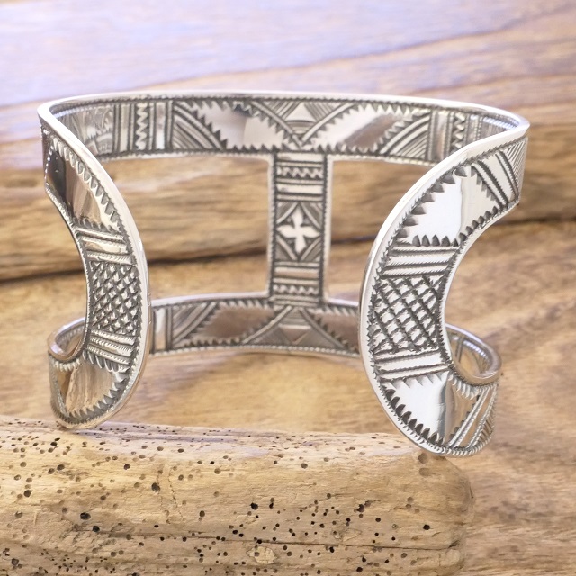 Tuareg silver(トゥアレグ シルバー) 手彫り バングル メンズ レディース シルバー トゥアレグ族 サハラ砂漠 遊牧民 ハンドメイド ジュエリー ファッション ブランド アパレル おしゃれ TA-257