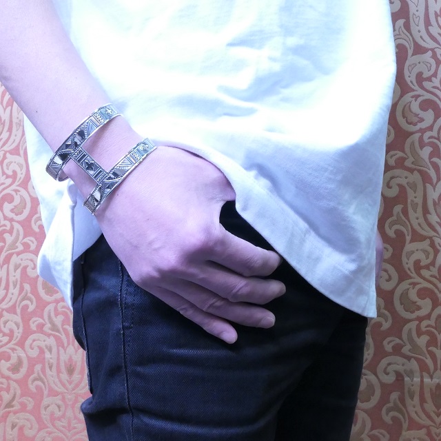 Tuareg silver(トゥアレグ シルバー) 手彫り バングル メンズ レディース シルバー トゥアレグ族 サハラ砂漠 遊牧民 ハンドメイド ジュエリー ファッション ブランド アパレル おしゃれ TA-257