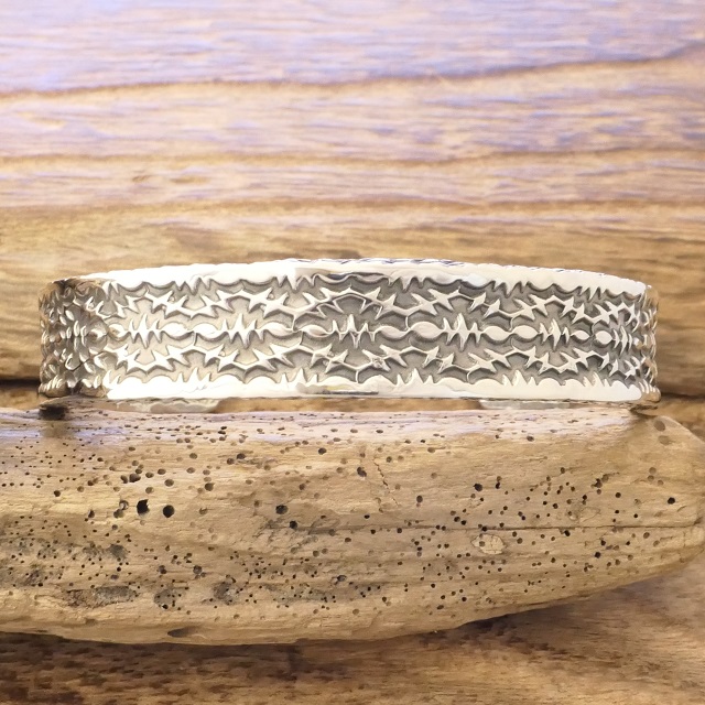 Sunshine Reeves(サンシャインリーブス) ヘビーゲージ 4面スタンプ バングル 143mm シルバー925 平打ち インディアンジュエリー ナバホ族 シルバーアクセサリー ネイティブ アメリカン ジュエリー SR-233