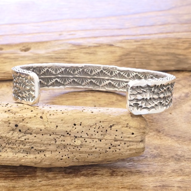 Sunshine Reeves(サンシャインリーブス) ヘビーゲージ 4面スタンプ バングル 143mm シルバー925 平打ち インディアンジュエリー ナバホ族 シルバーアクセサリー ネイティブ アメリカン ジュエリー SR-233
