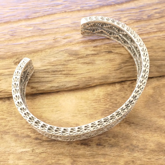 Sunshine Reeves(サンシャインリーブス) ヘビーゲージ 4面スタンプ バングル 143mm シルバー925 平打ち インディアンジュエリー ナバホ族 シルバーアクセサリー ネイティブ アメリカン ジュエリー SR-233
