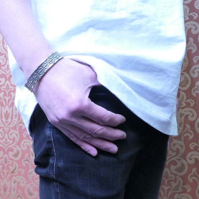 Sunshine Reeves(サンシャインリーブス) ヘビーゲージ 4面スタンプ バングル 143mm シルバー925 平打ち インディアンジュエリー ナバホ族 シルバーアクセサリー ネイティブ アメリカン ジュエリー SR-233