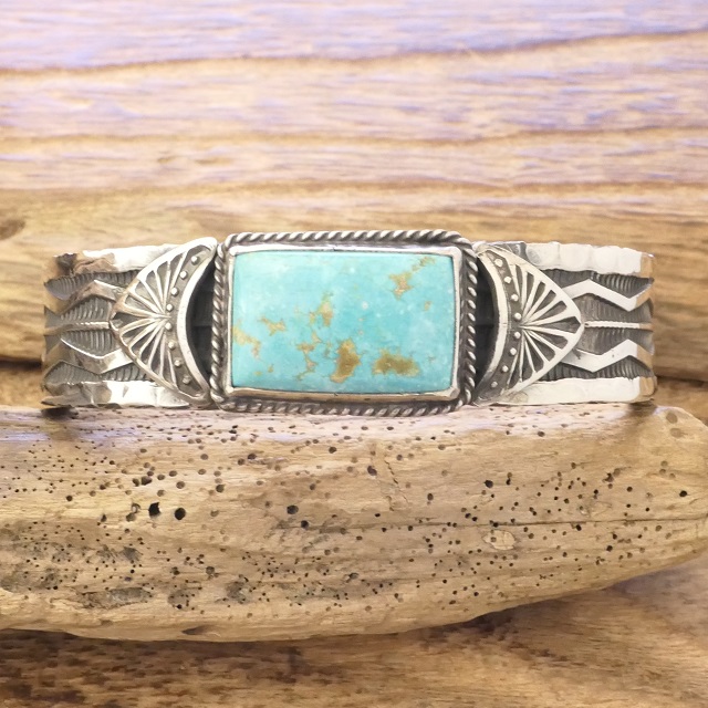 Sunshine Reeves(サンシャインリーブス) ヘビーゲージ 4面スタンプ ターコイズマウンテン バングル 142mm シルバー925 平打ち インディアンジュエリー ナバホ族 シルバーアクセサリー ネイティブ アメリカン ジュエリー SR-234