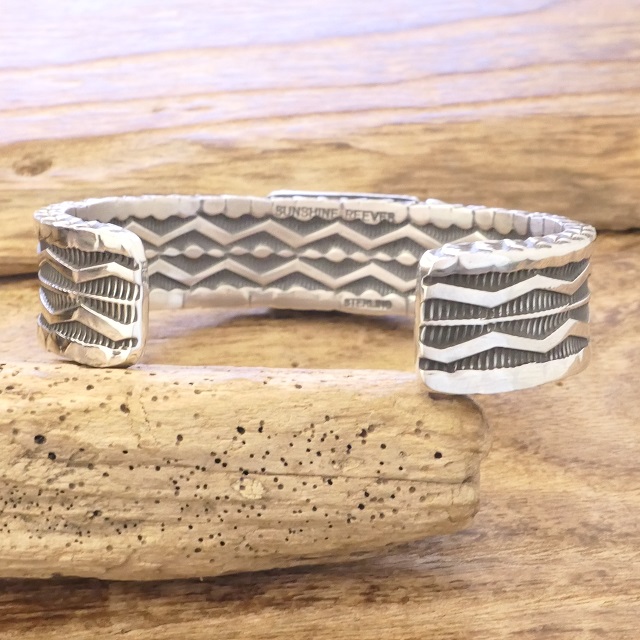 Sunshine Reeves(サンシャインリーブス) ヘビーゲージ 4面スタンプ ターコイズマウンテン バングル 142mm シルバー925 平打ち インディアンジュエリー ナバホ族 シルバーアクセサリー ネイティブ アメリカン ジュエリー SR-234