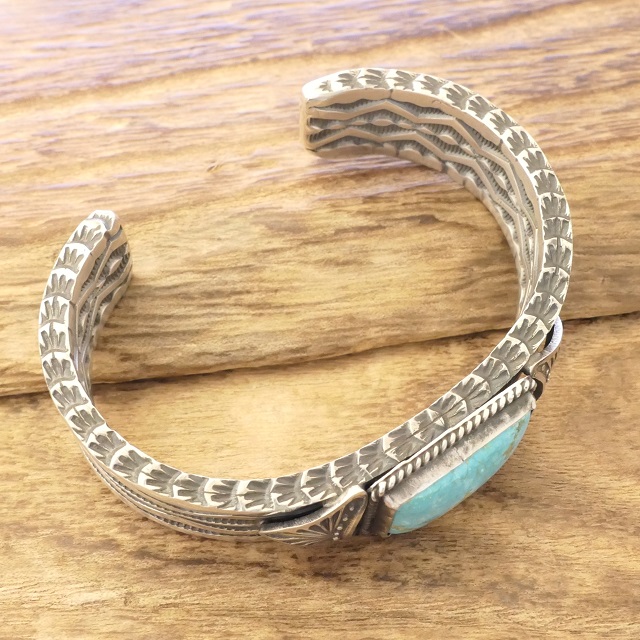Sunshine Reeves(サンシャインリーブス) ヘビーゲージ 4面スタンプ ターコイズマウンテン バングル 142mm シルバー925 平打ち インディアンジュエリー ナバホ族 シルバーアクセサリー ネイティブ アメリカン ジュエリー SR-234
